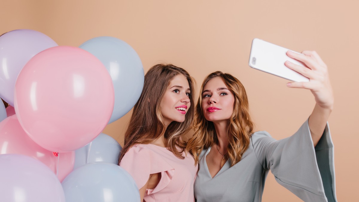 Mädchen machen ein Selfie als Fotoaufgabe bei der Jugendweihe
